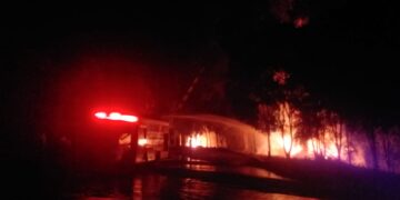 Pemadaman api oleh tim pemadam kebakaran Unand di Simpang Pool Bus Unand pada Sabtu, (16/4/2022). (Genta Andalas/Dok. Pribadi)