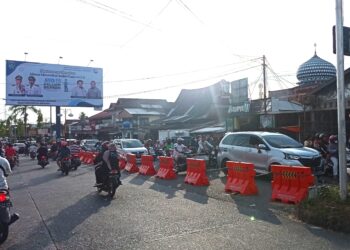 Uji Coba Pembatas Jalan di Simpang Pasar Baru: Efisien Atasi Kemacetan Saat Ramadan