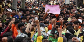 Massa aksi Gerakan Rakyat Serentak jalan depan Gedung DPRD Sumbar, Senin (11/4/2022). (Genta Andalas/ Afri Haikil).