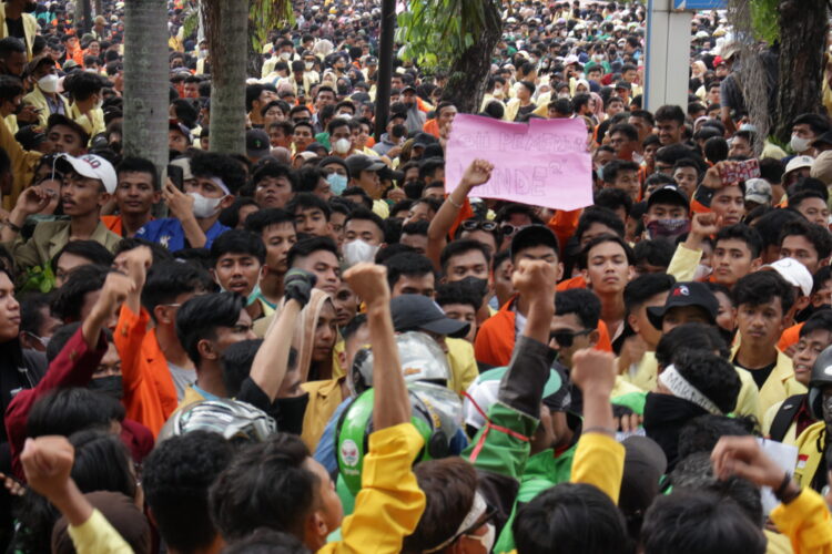 Massa aksi Gerakan Rakyat Serentak jalan depan Gedung DPRD Sumbar, Senin (11/4/2022). (Genta Andalas/ Afri Haikil).