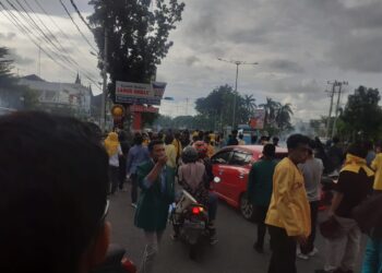 Aksi Mahasiswa di Gedung DPRD Sumbar Ricuh, Rusak Kawat Pembatas Hingga Polisi Tembakkan Gas Air Mata