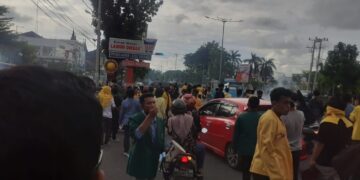 Suasana saat terjadi kericuhan saat aksi mahasiswa 11 April di gedung DPRD Sumbar, Senin (11/4/2022). (Genta Andalas/ Asa Alvino Wendra)