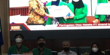 Capt: Penyerahan penghargaan mahasiswa berprestasi Fakultas Teknik Unand, Selasa (17/5/2022). (Genta Andalas/Merry Prihandayani Sali)