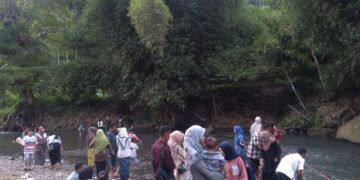 Pengunjung ramai melihat dan memberi makan ikan larangan di kawasan konservasi wisata alam Ikan Banyak pada Kamis (5/5/2022).