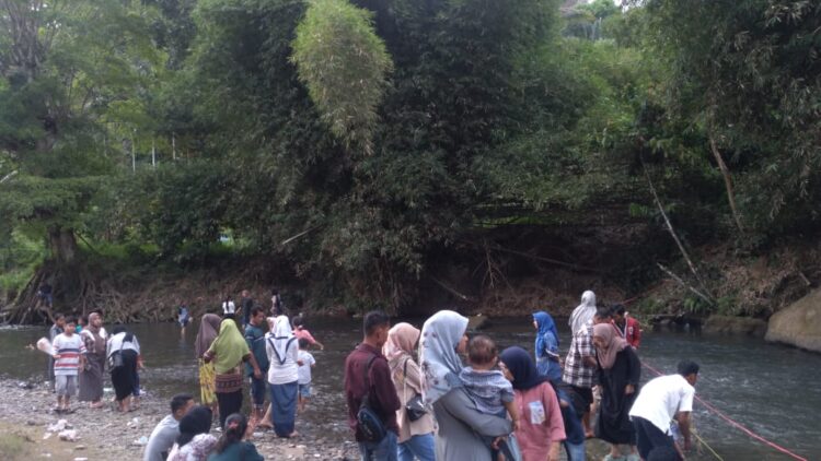 Pengunjung ramai melihat dan memberi makan ikan larangan di kawasan konservasi wisata alam Ikan Banyak pada Kamis (5/5/2022).