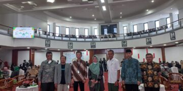 Sesi foto bersama Dekan Fakultas Universitas Andalas pada acara Lustrum II Dies Natalis ke-10 yang diadakan pada Rabu (18/05/2022) (Genta Andalas/ Rizki Ulfa Rambe)