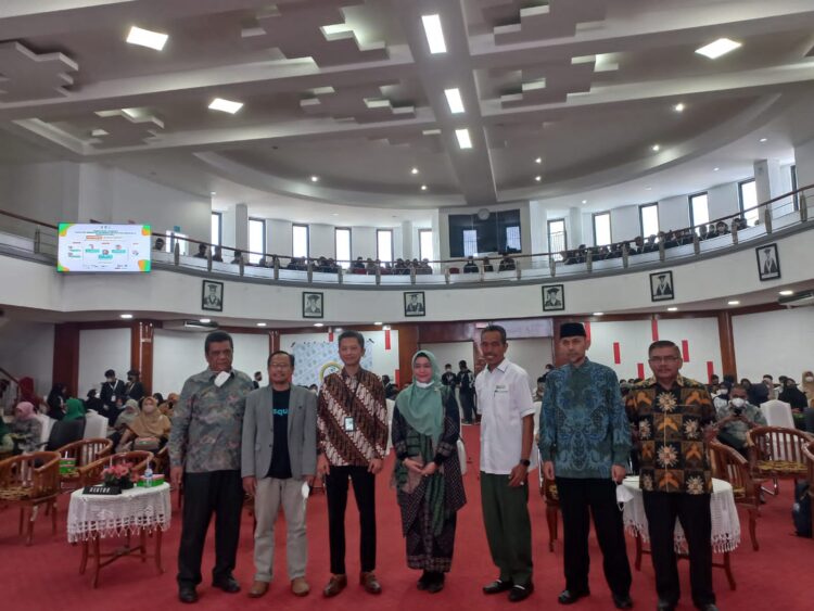 Sesi foto bersama Dekan Fakultas Universitas Andalas pada acara Lustrum II Dies Natalis ke-10 yang diadakan pada Rabu (18/05/2022) (Genta Andalas/ Rizki Ulfa Rambe)