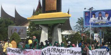 Aksi Aliansi BEM SB terkait May Day dan Hari Buruh di Simpang DPRD Sumbar pada Sabtu (21/5/2022). (Genta Andalas/ Nabila Annisa).