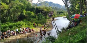 Penonton antusias menyaksikan lomba panjat pinang di Jorong Lombah, Nagari Sungai Rimbang, Kecamatan Suliki, Kota Payakumbuh pada Selasa (3/5/2022). (Genta Andalas/Dok.Pribadi)