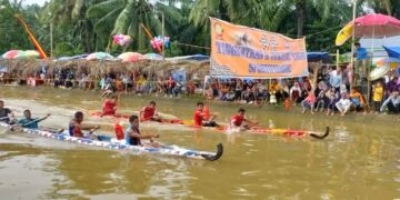 Antusiasme warga menyaksikan Sabiduak Selaju Sampan di Nagari Sungai Langkok Kabupaten Dharmasraya. (Genta Andalas/Dok.Pribadi)
