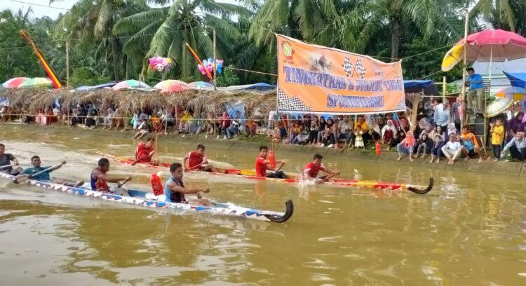 Antusiasme warga menyaksikan Sabiduak Selaju Sampan di Nagari Sungai Langkok Kabupaten Dharmasraya. (Genta Andalas/Dok.Pribadi)
