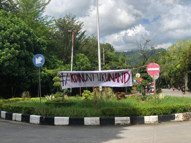 Spanduk aksi Koin Untuk Unand yang diadakan oleh AMPU, Selasa (28/6/2022)