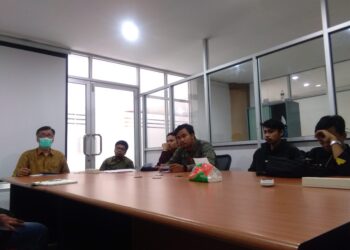 Wakil Rektor I Unand melaksanakan diskusi informal bersama Unit Kegiatan Mahasiswa (UKM) Unand di Rektorat, Kamis (30/6/2022). (Genta Andalas/Linda Susanti)