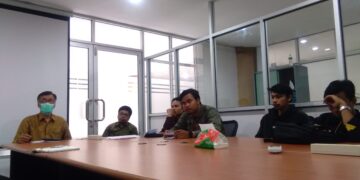 Wakil Rektor I Unand melaksanakan diskusi informal bersama Unit Kegiatan Mahasiswa (UKM) Unand di Rektorat, Kamis (30/6/2022). (Genta Andalas/Linda Susanti)