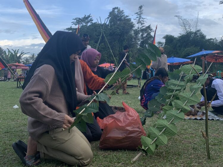 Pengunjung melihat proses demo pembuatan kopi kawa daun dalam acara Festival Pesona Pariangan Nagari Terindah di Pariangan, Sabtu (25/6/2022). (Genta Andalas/Nurul Anisa Azwir)