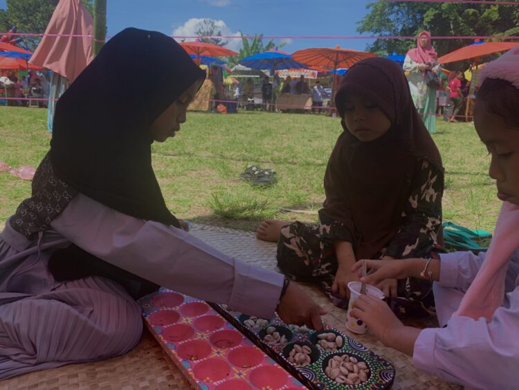 Masyarakat memainkan permainan tradisional dalam acara Festival Pesona Pariangan Nagari Terindah di Pariangan, Minggu (26/6/2022). (Genta Andalas/Dian Fitri Yova)