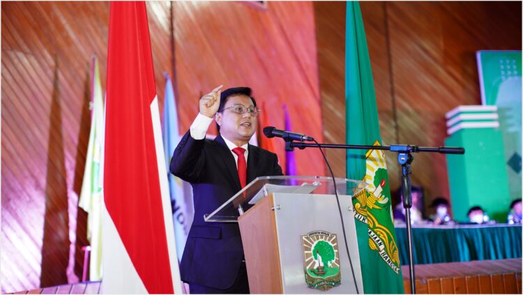 Orasi Ilmiah Dany Amrul Ichdan Direktur Hubungan Kelembagaan Mind.id, Sabtu (16/7/2022). (Genta Andalas/ Dok. Humas Unand)