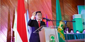 Orasi Ilmiah Dany Amrul Ichdan Direktur Hubungan Kelembagaan Mind.id, Sabtu (16/7/2022). (Genta Andalas/ Dok. Humas Unand)