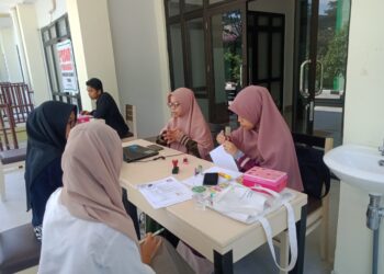 Mahasiswa angkatan 2022 melakukan check-in asrama sebelum menempatinya di Asrama PU PERA 3, Selasa (19/7/2022). (Genta Andalas/Suhada Tri Marneli)