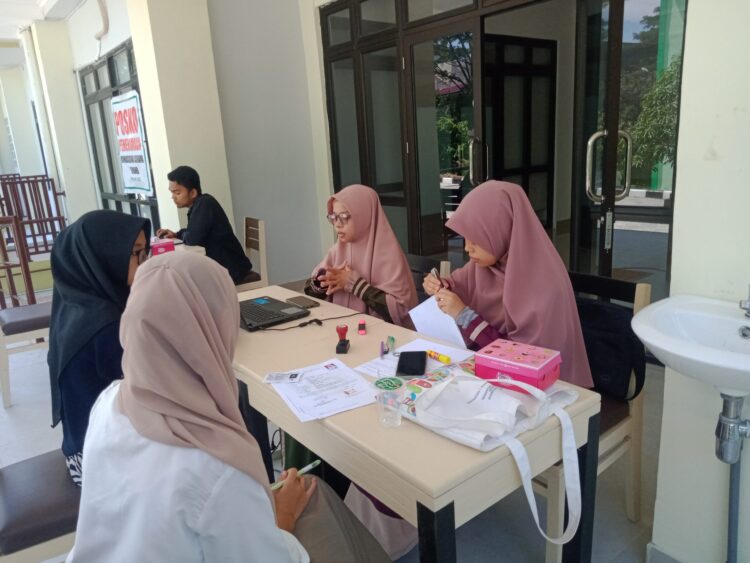 Mahasiswa angkatan 2022 melakukan check-in asrama sebelum menempatinya di Asrama PU PERA 3, Selasa (19/7/2022). (Genta Andalas/Suhada Tri Marneli)