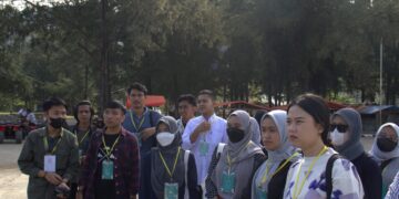 Peserta Pelatihan Jurnalistik Tingkat Lanjut Nasional mendengarkan pengarahan simulasi materi video feature di Pantai Air Manis Padang,   Sabtu (16/7/2022). (Genta Andalas/Nabila Annisa)