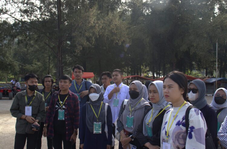 Peserta Pelatihan Jurnalistik Tingkat Lanjut Nasional mendengarkan pengarahan simulasi materi video feature di Pantai Air Manis Padang,   Sabtu (16/7/2022). (Genta Andalas/Nabila Annisa)