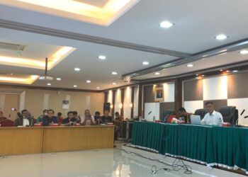 Kegiatan FGD Unit Kegiatan Mahasiswa Bidang Jurnalistik dan Media Lokal di Ruang Rapat Senat lantai 4 Rektorat Universitas Andalas, Kamis (21/7/2022). (Genta Andalas/Dok. Pribadi)