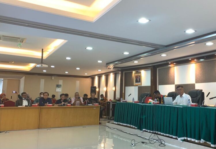 Kegiatan FGD Unit Kegiatan Mahasiswa Bidang Jurnalistik dan Media Lokal di Ruang Rapat Senat lantai 4 Rektorat Universitas Andalas, Kamis (21/7/2022). (Genta Andalas/Dok. Pribadi)