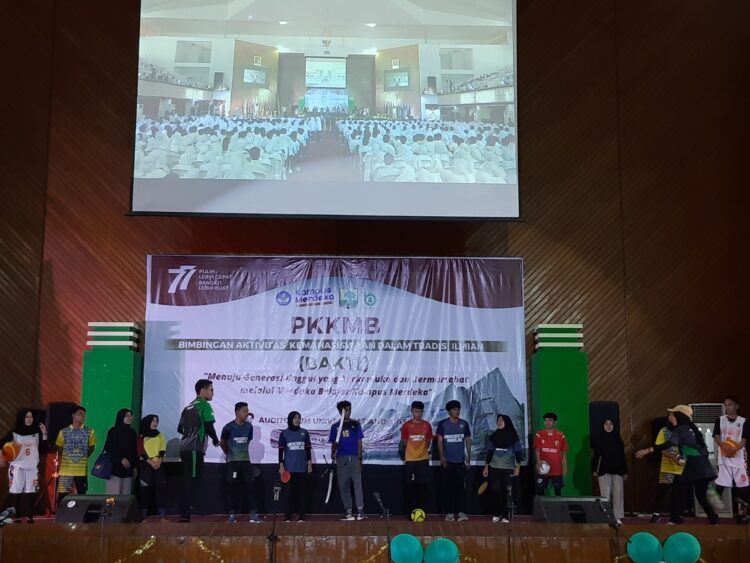 Atlet UKM UKO Unand menampilkan permainan badminton pada rangkaian acaara bakti 2022 Andalas in Action di Auditorium Universitas Andalas, Sabtu (17/8/2022). (Genta Andalas/Muhammad Farhan Rabbani)
