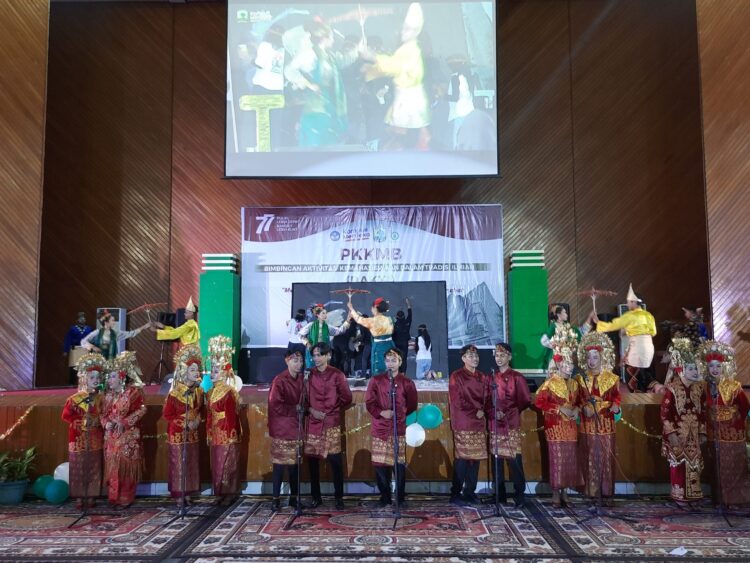 UKS Unand memeriahkan penutupan rangkaian acara Bakti Unand 2022 dengan tarian serta nyanyian khas Minangkabau di Auditorium Universitas Andalas, Sabtu (17/8/2022). (Genta Andalas/Muhammad Farhan Rabbani)