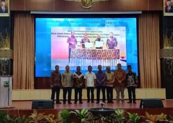 Foto Bersama Jajaran Petinggi Unand dengan Menteri Kelautan dan Perikanan RI dalam Acara Peluncuran Peletakan Batu Pertama Digital dan Kampus Cerdas di Convention Hall, Minggu (21/8/2022)