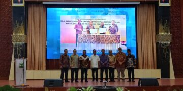 Foto Bersama Jajaran Petinggi Unand dengan Menteri Kelautan dan Perikanan RI dalam Acara Peluncuran Peletakan Batu Pertama Digital dan Kampus Cerdas di Convention Hall, Minggu (21/8/2022)