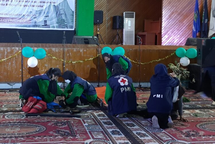 UKM KSR PMI menampilkan pertolongan pertama pada Bakti 2022 Andalas in Action di Auditorium Universitas Andalas, Sabtu (17/8/2022). (Genta Andalas/Muhammad Farhan Rabbani)