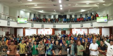 Rektor Universitas Andalas (Unand) Yuliandri foto bersama dengan peserta Program Pertukaran Mahasiswa (PMM) Inbound Unand di Gedung Convention Hall Unand, Sabtu (20/08/2022).