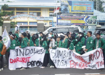 Potret Aksi Mahasiswa dalam Aksi Hari Tani di Depan Gedung Gubernur Sumatra Barat