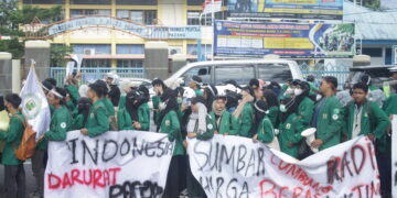 Barisan mahasiswa peserta aksi beriringan bergerak menuju ke depan gedung Gubernur Sumatra Barat, Senin (26/9/2022). (Genta Andalas/Fadhilah Lisma Sari