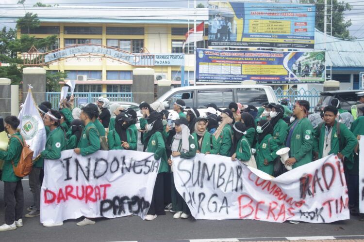 Barisan mahasiswa peserta aksi beriringan bergerak menuju ke depan gedung Gubernur Sumatra Barat, Senin (26/9/2022). (Genta Andalas/Fadhilah Lisma Sari