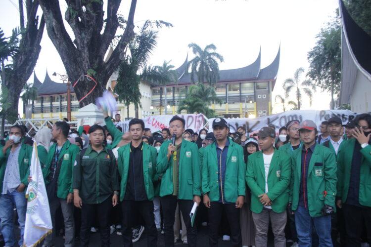 Potret Aksi Mahasiswa dalam Aksi Hari Tani di Depan Gedung Gubernur Sumatra Barat