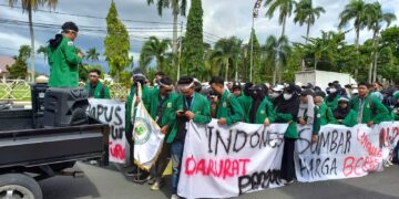 Aksi demonstrasi yang dilakukan BEM KM Unand di depan Kantor Gubernur Sumbar, Senin (26/9/2022). (Genta Andalas/Haura Hamidah)