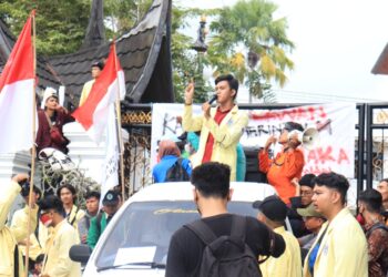 Potret Aksi Mahasiswa di Gedung DPRD Sumbar Tolak Kenaikan Harga BBM