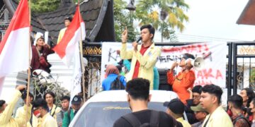 Perwakilan massa melakukan orasi di depan pagar Kantor DPRD Sumatera Barat, Rabu (7/9/2022). (Genta Andalas/Fatiza Khaira)