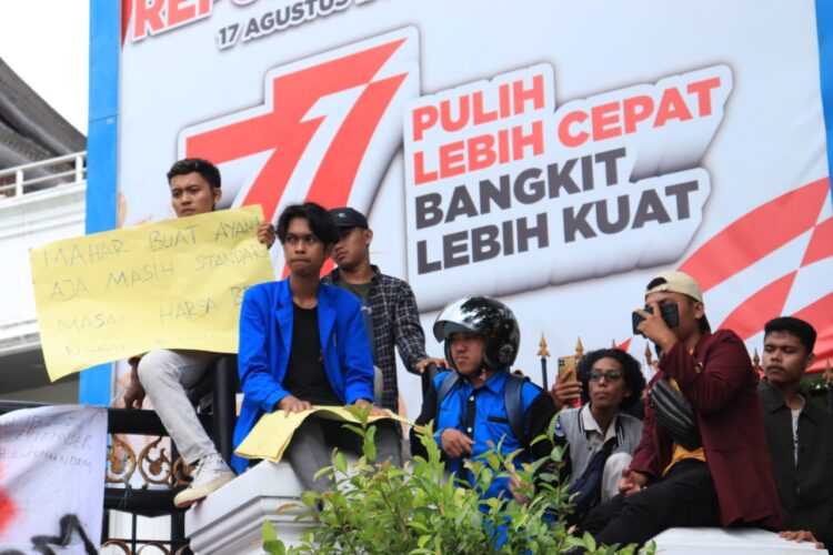 Potret Aksi Mahasiswa di Gedung DPRD Sumbar Tolak Kenaikan Harga BBM