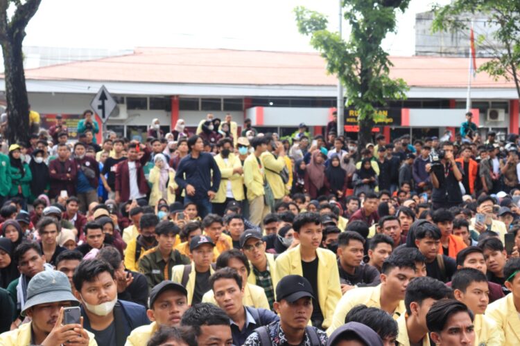 Potret Aksi Mahasiswa di Gedung DPRD Sumbar Tolak Kenaikan Harga BBM