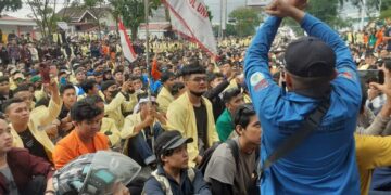 Aksi demontrasi yang dilakukan BEM SB di depan kantor DPRD Sumbar, Rabu (7/9/2022). (Genta Andalas/Fatiza Khaira)