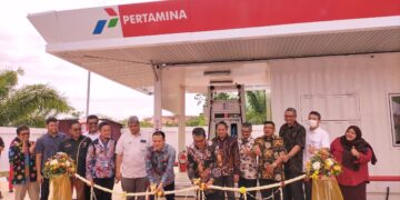 Pemotongan pita menandai resminya SPBU Modular di Universitas Andalas oleh Direktur Utama Pertamina Retail dan Rektor Universitas Andalas, Kamis (8/9/2022). (Genta Andalas/Humaira Zaini Putri)