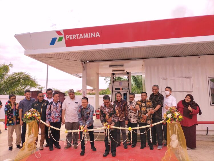 Pemotongan pita menandai resminya SPBU Modular di Universitas Andalas oleh Direktur Utama Pertamina Retail dan Rektor Universitas Andalas, Kamis (8/9/2022). (Genta Andalas/Humaira Zaini Putri)