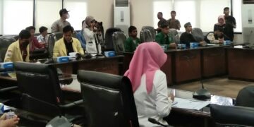 BEM SB mendiskusikan empat tuntutan dengan pimpinan DPRD Sumbar di Gedung DPRD Sumbar, Jumat (9/9/2022) (Genta Andalas/Aisyah Luthfi)
