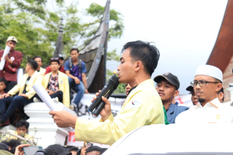 Potret Aksi Mahasiswa di Gedung DPRD Sumbar Tolak Kenaikan Harga BBM