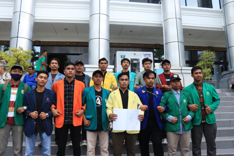 Seluruh perwakilan aliansi BEM-SB menyatakan kesepakatan aksi telah diterima dan menyatakan aksi berjalan lancar dan tertib di depan Gedung DPRD Sumbar, Rabu (7/9/2022). (Genta Andalas/Fatiza Khaira)