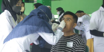 Pemeriksaan gigi gratis untuk mahasiswa di Asrama Hijau oleh Koas FKG Universitas Andalas (Unand), Sabtu (17/09/2022). (Genta Andalas/M. Rivaldo)